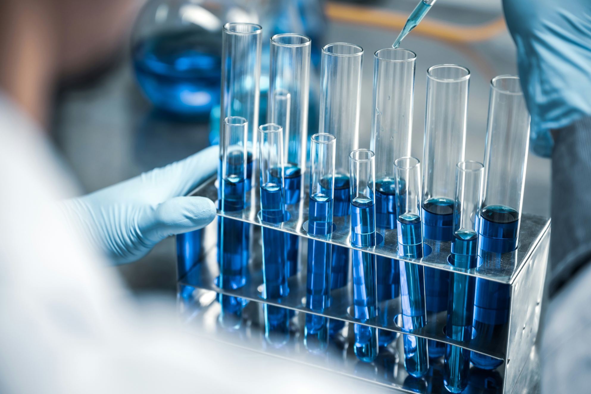 Provette da laboratorio riempite con una soluzione di colore blu, utilizzate per la ricerca scientifica